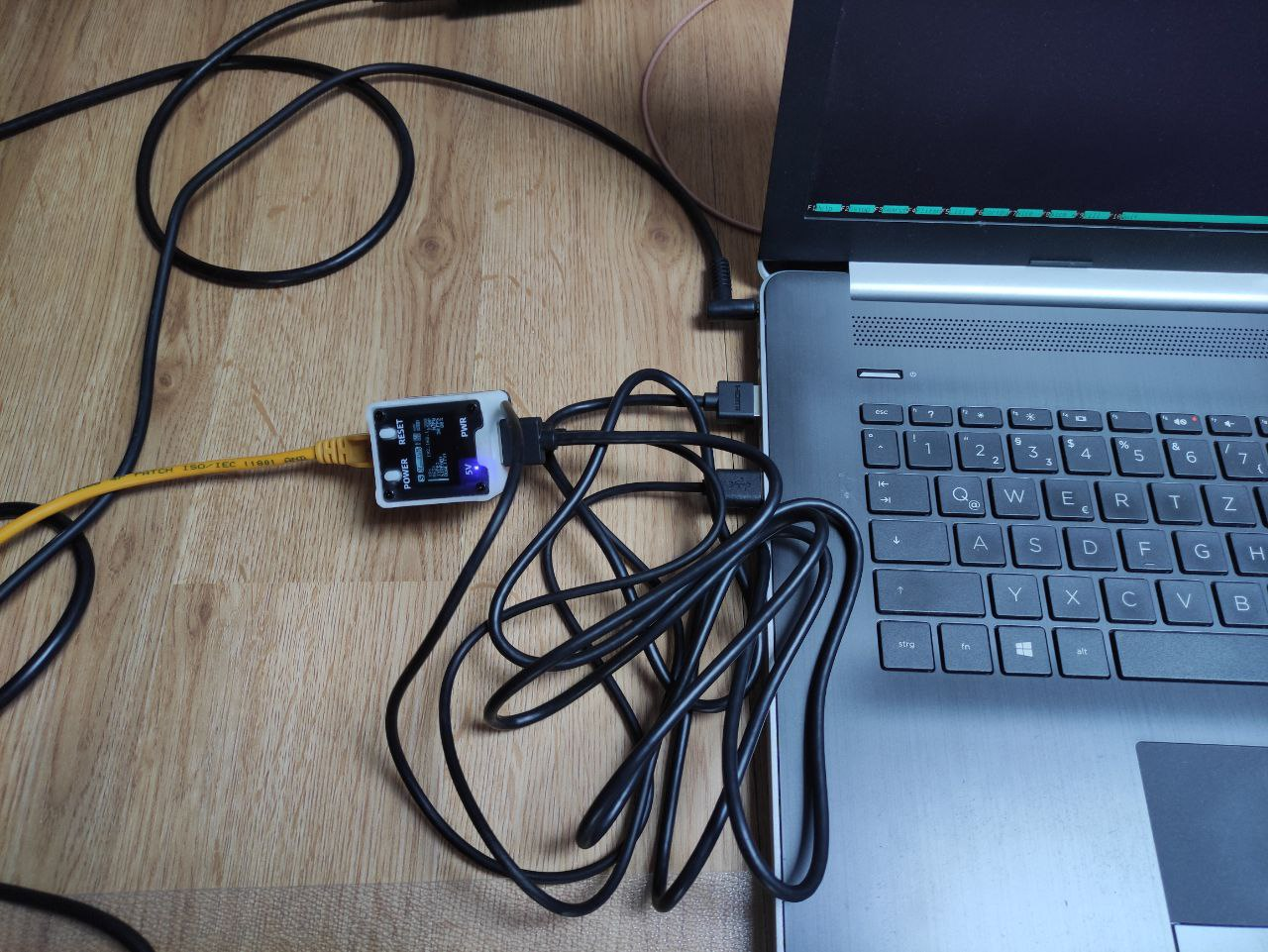 Bitte den Kabelsalat ignorieren, die Kabel sind für diesen Zweck viel zu lang