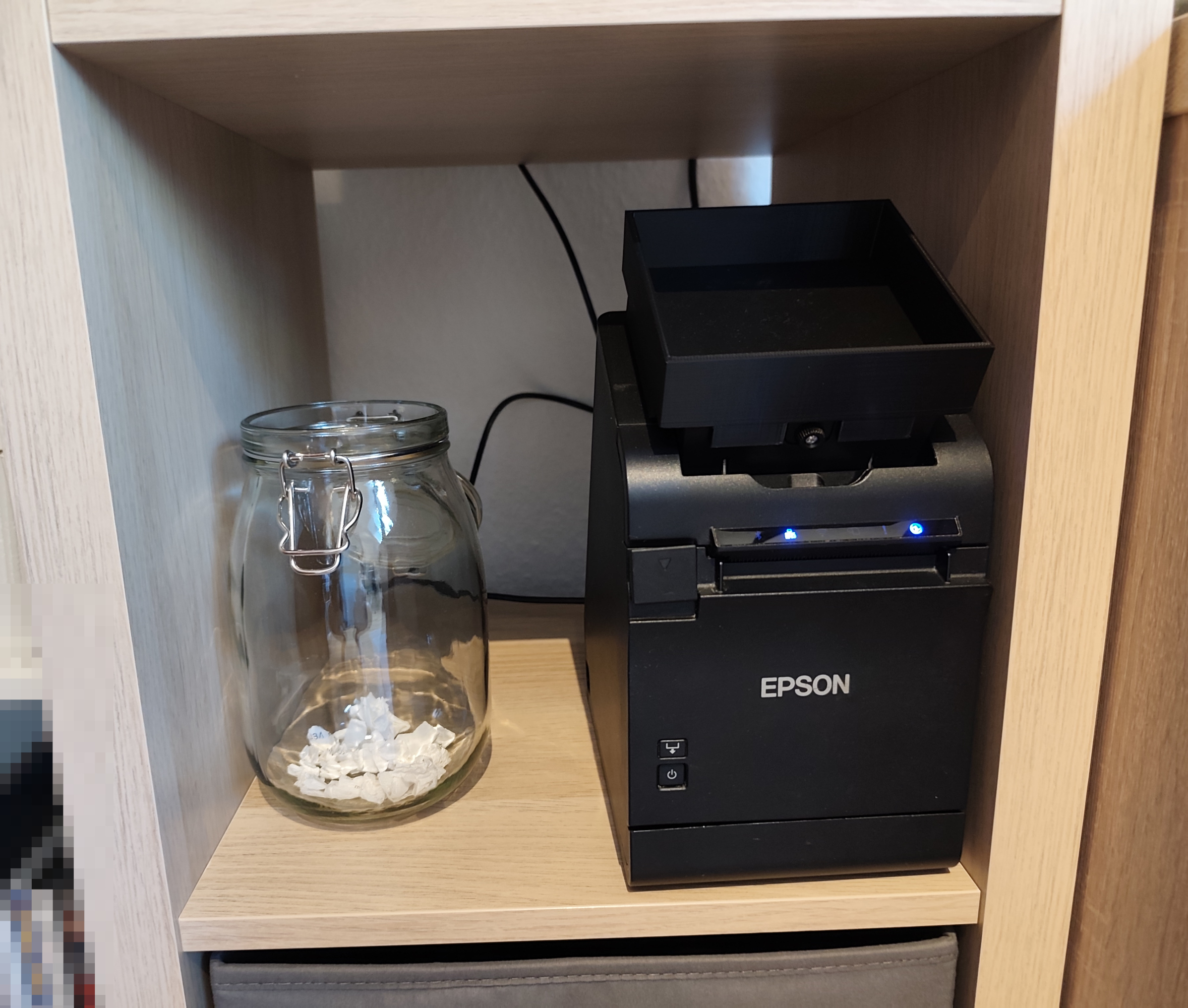 Der Epson TM-m30II-S mit dem Glas für erledigte Aufgaben