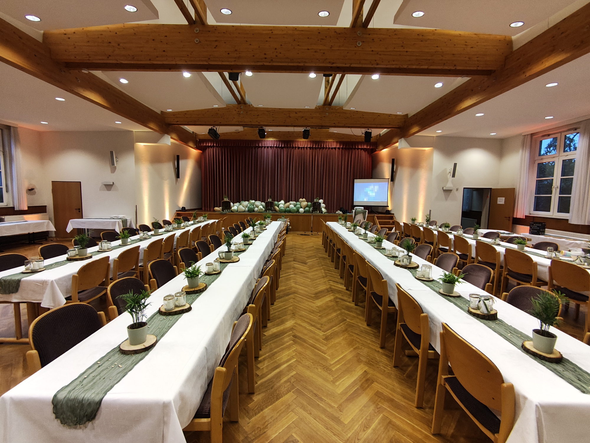 Saal (ohne Deckenlicht kommen die Farben besser zur Geltung)
